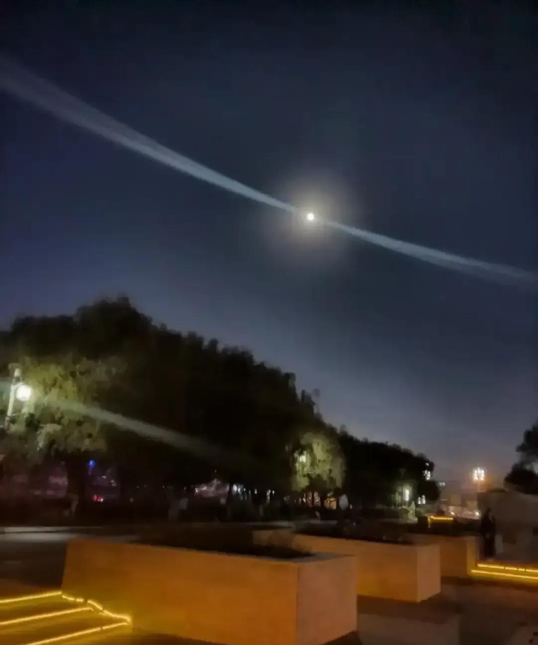 刷到“男人最丢人的四个瞬间”，评论区全是中年老哥在倒苦水。借钱给老爸看病、被老