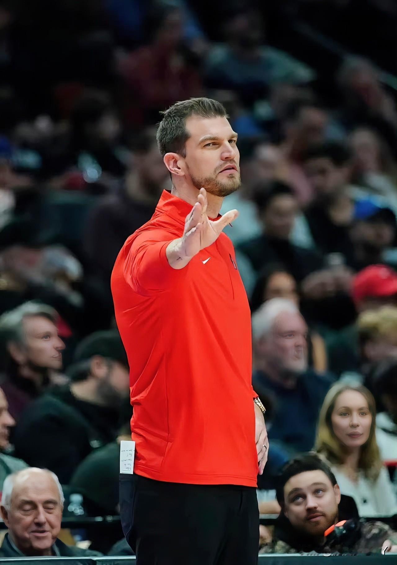 斯普利特这个教练我真的猜不透他你说他都没打算用杨瀚森，还把他留在队里跟着去