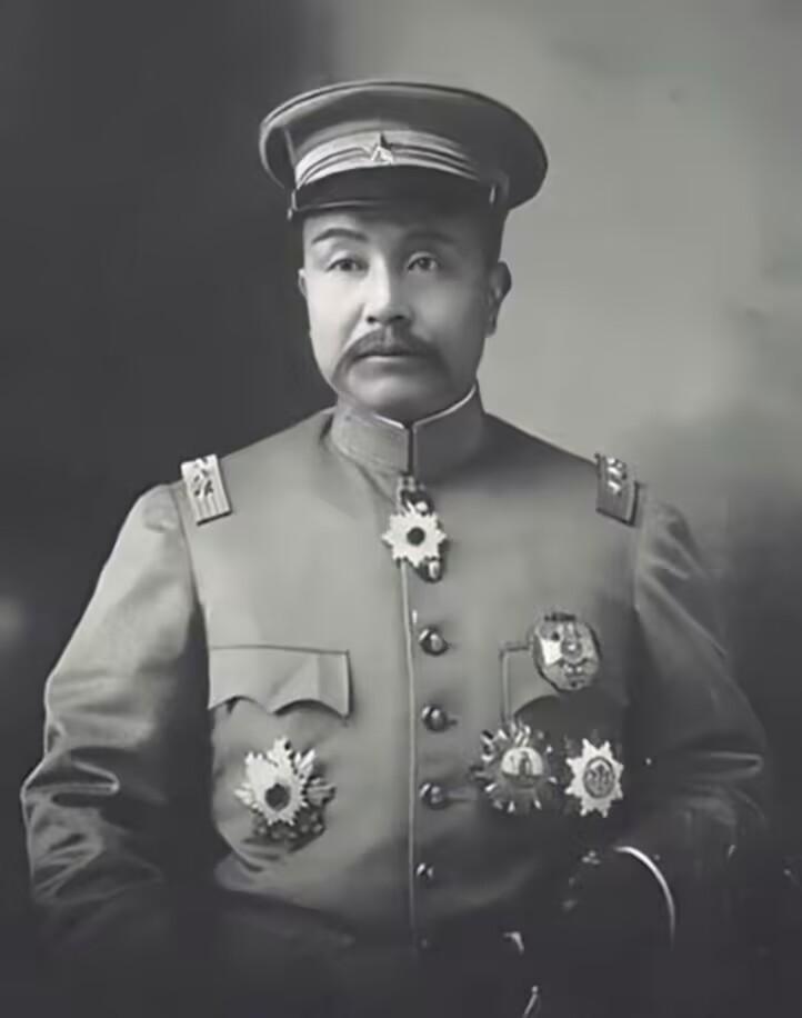 1920年，直皖战争爆发后，定国军东路司令段芝贵在火车上，一面吞云吐雾，一面品评