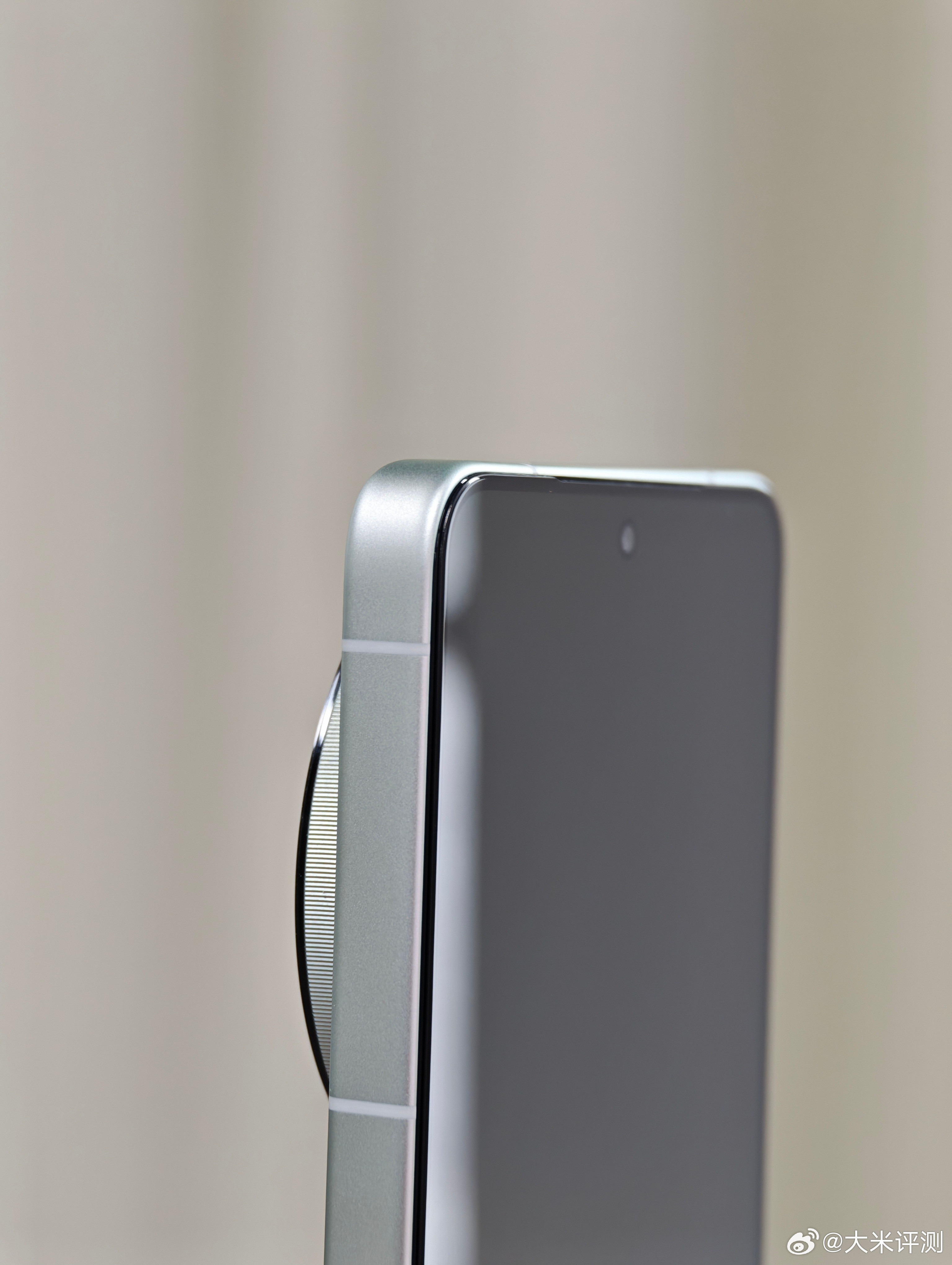 FindX8Ultra钢化膜，贴在X300Ultra上，尺寸R角都没啥问题，