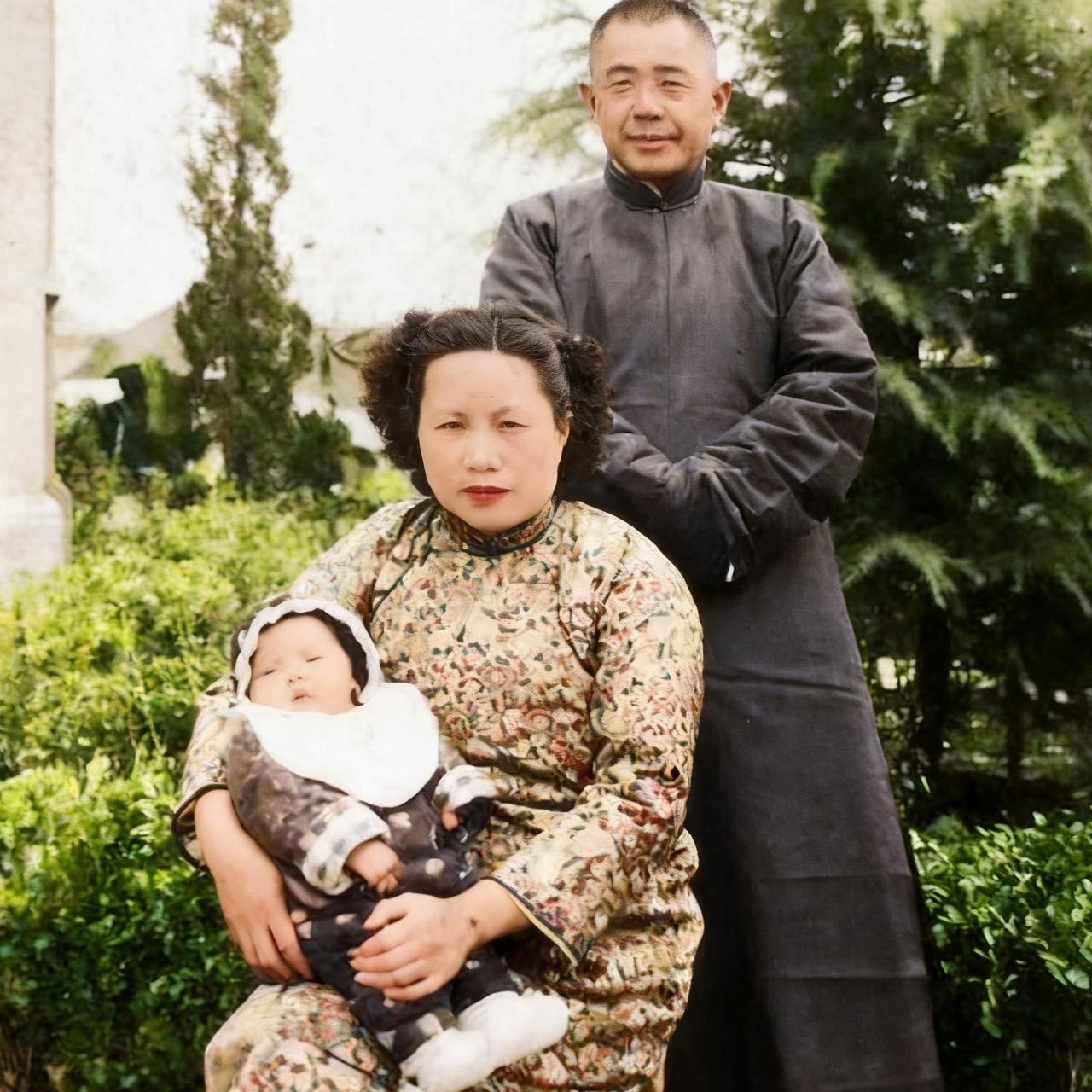 1948年，陈明仁与第一任妻子谢芳如，留下了一张温馨合影。照片里，陈明仁身着素雅