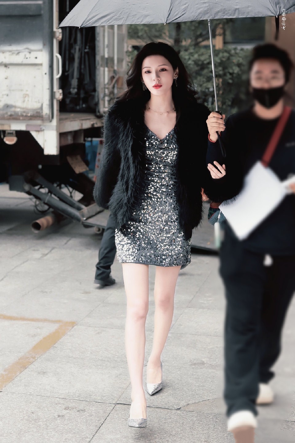 张予曦好看的上班图，一身银色小短裙大长腿，好瘦好美。张予曦