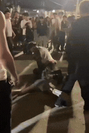 老外当众辱骂中国人，被现场观众当场叫他做人——“该”！前两天的四川音乐节上，一