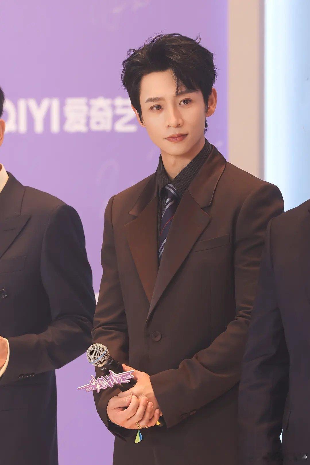 魏晨的状态真好啊。真帅哥，脸，身材，脑子没一个差的。