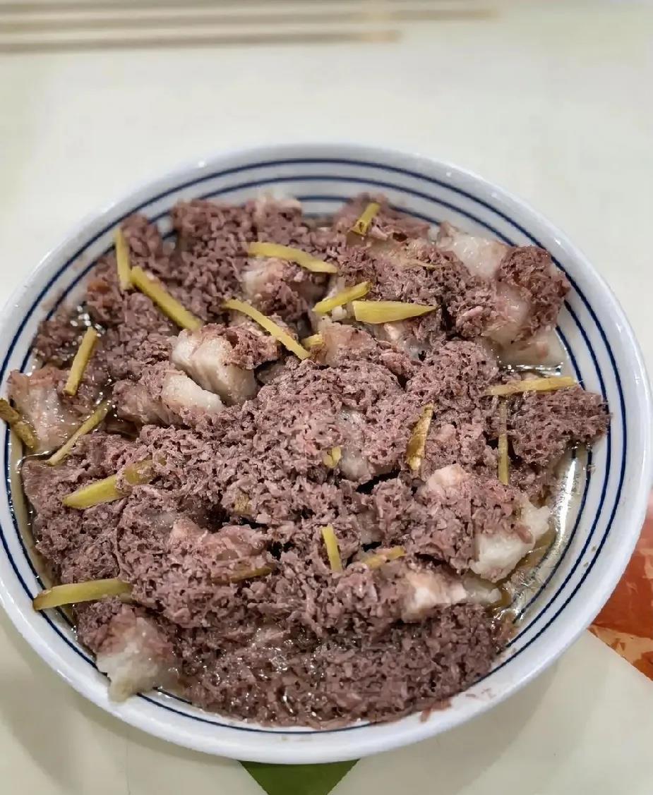 来个广东人证实下，这盘东西真能吃吗？太臭了！同事说做特色菜，闻着确实够“特色”。