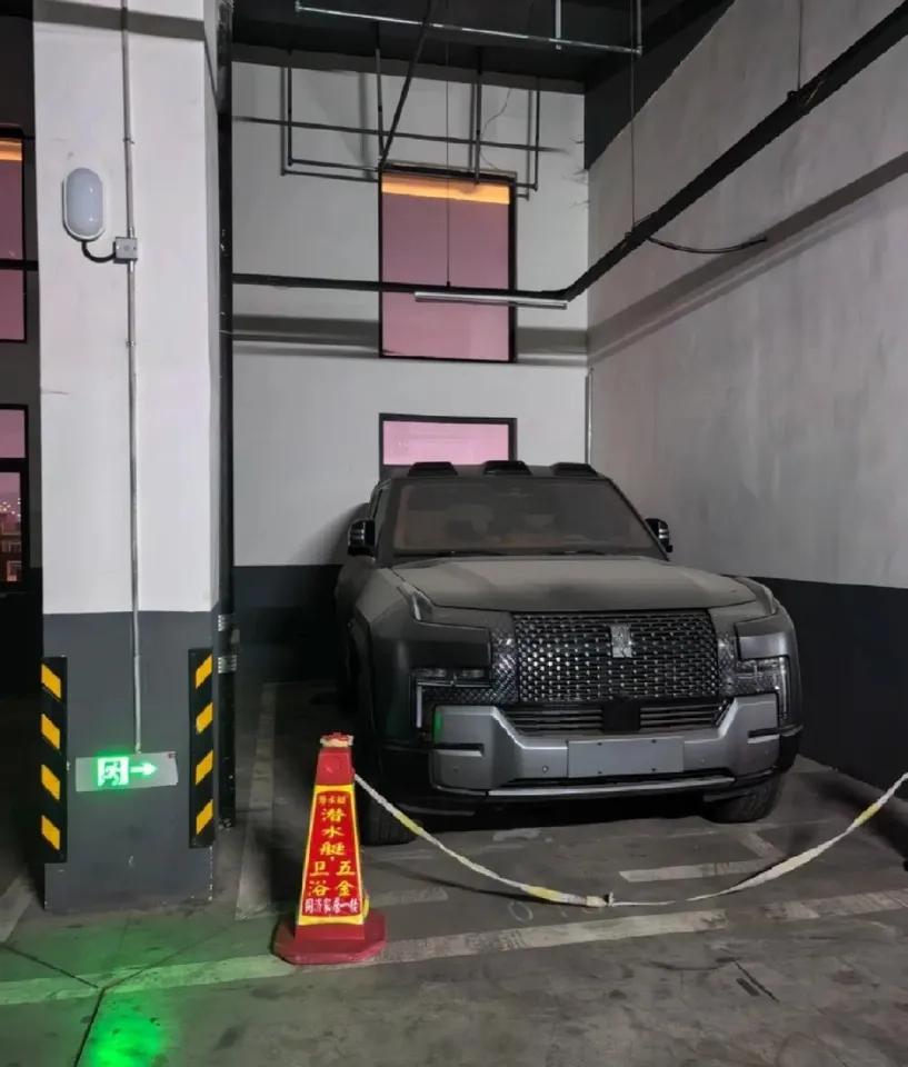 这是哪位有钱人的百万豪车忘记了，仰望U8就扔地库里吃灰​​​