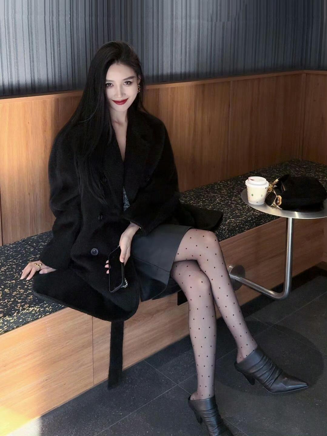 这套穿搭是酷飒甜美的全黑轻熟风，黑色毛绒感大衣自带奢华慵懒氛围，宽松版型营造松弛