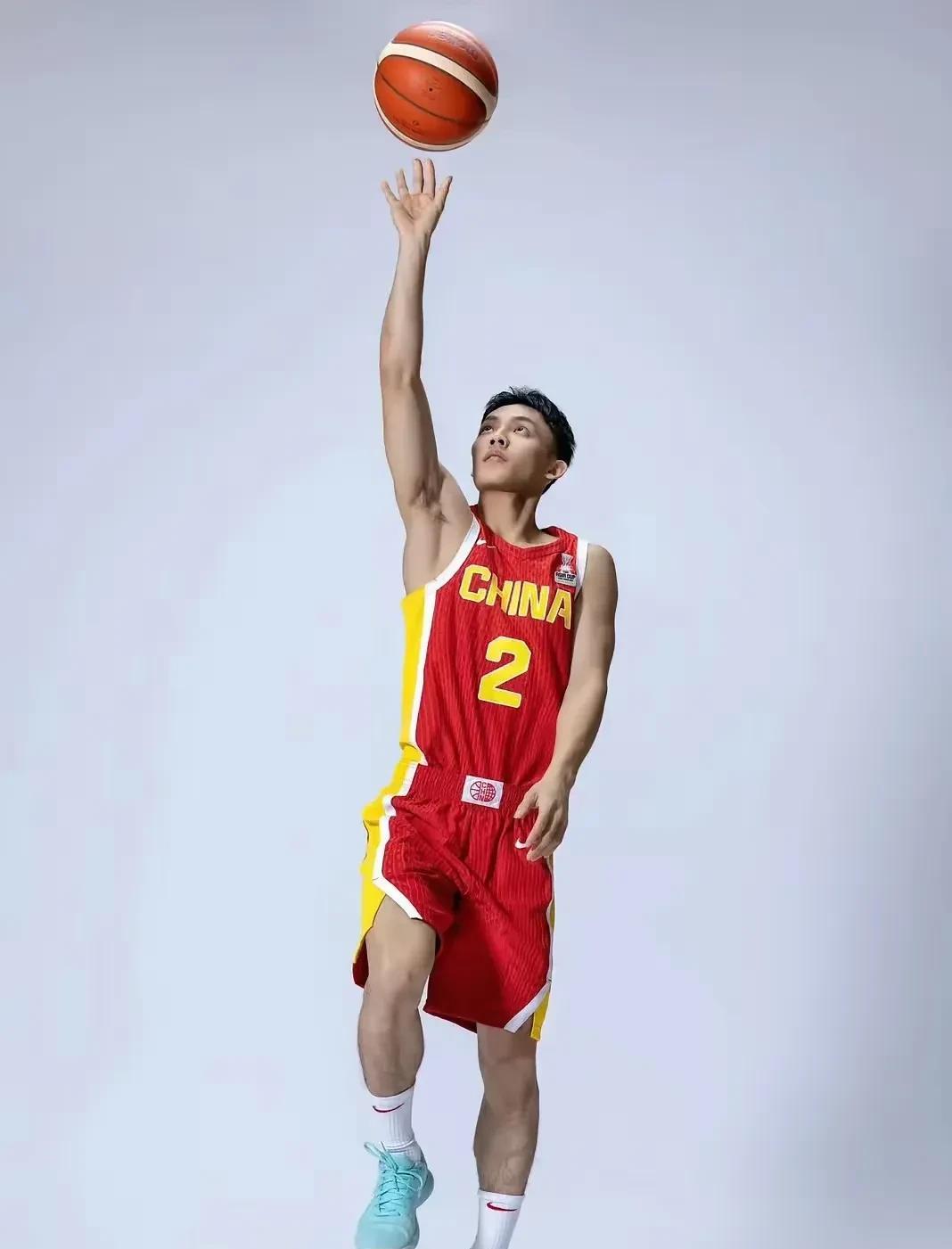 徐杰归粤似箭！中国男篮热身赛中，徐杰活像个在两大菜系后厨打转的掌勺师傅。男篮的