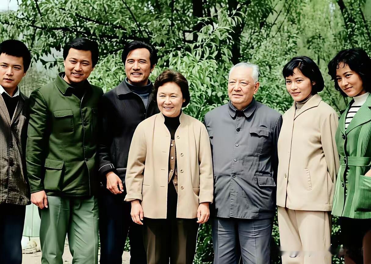这张早些年的老照片里，看了半天只认出右边年轻一点的演员张金玲和宋晓英，张金玲的代