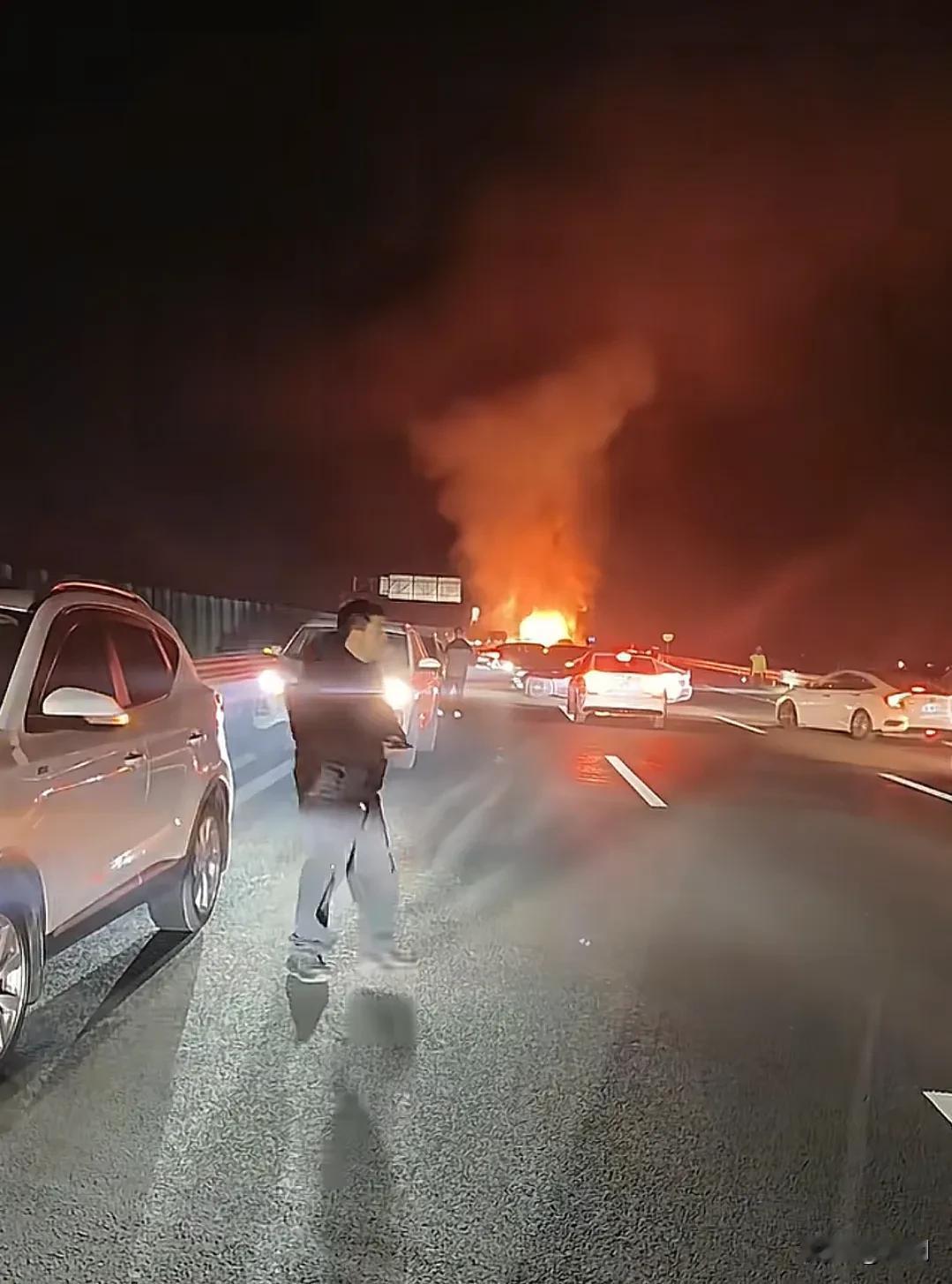 高速突发严重车祸9辆车报废，3辆车受损，现场上演一场烟花秀。事发2026年1月1