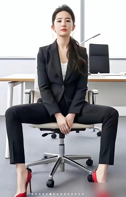 宋承宪催婚，刘亦菲扭头就去闯好莱坞。宋承宪快40了，天天念叨结婚生子。换做