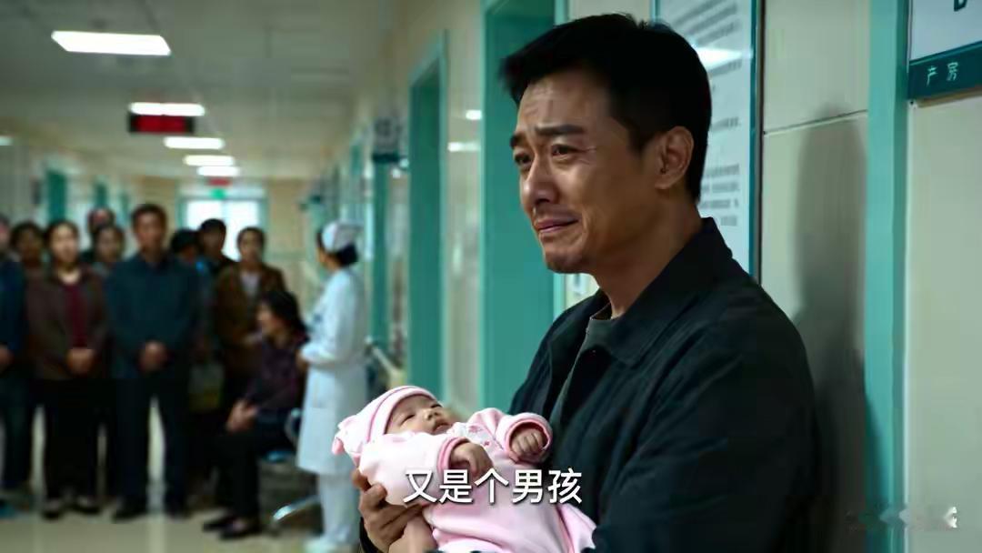 当护士第3次喊出“男孩”时，爸爸的笑容像被按了暂停键：全网笑疯后，我却看见一地鸡