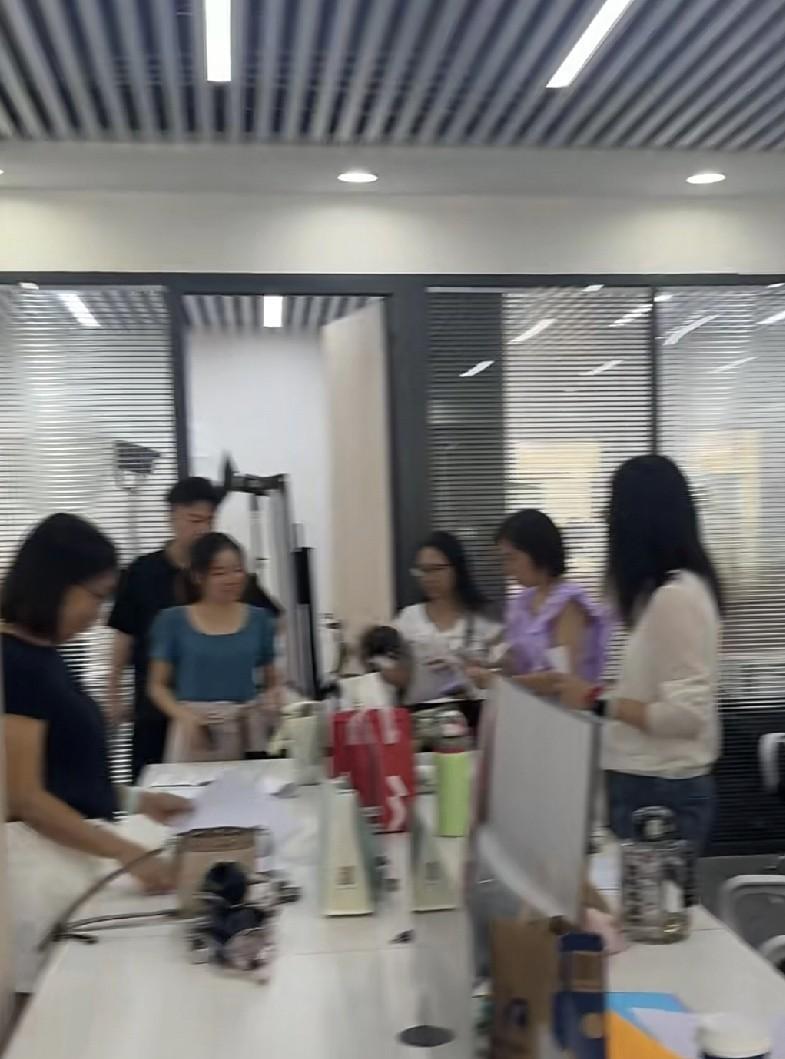 领导下车间，听见有工人闲聊：说给多少钱干多少活，自己一个月5000的工资，干50