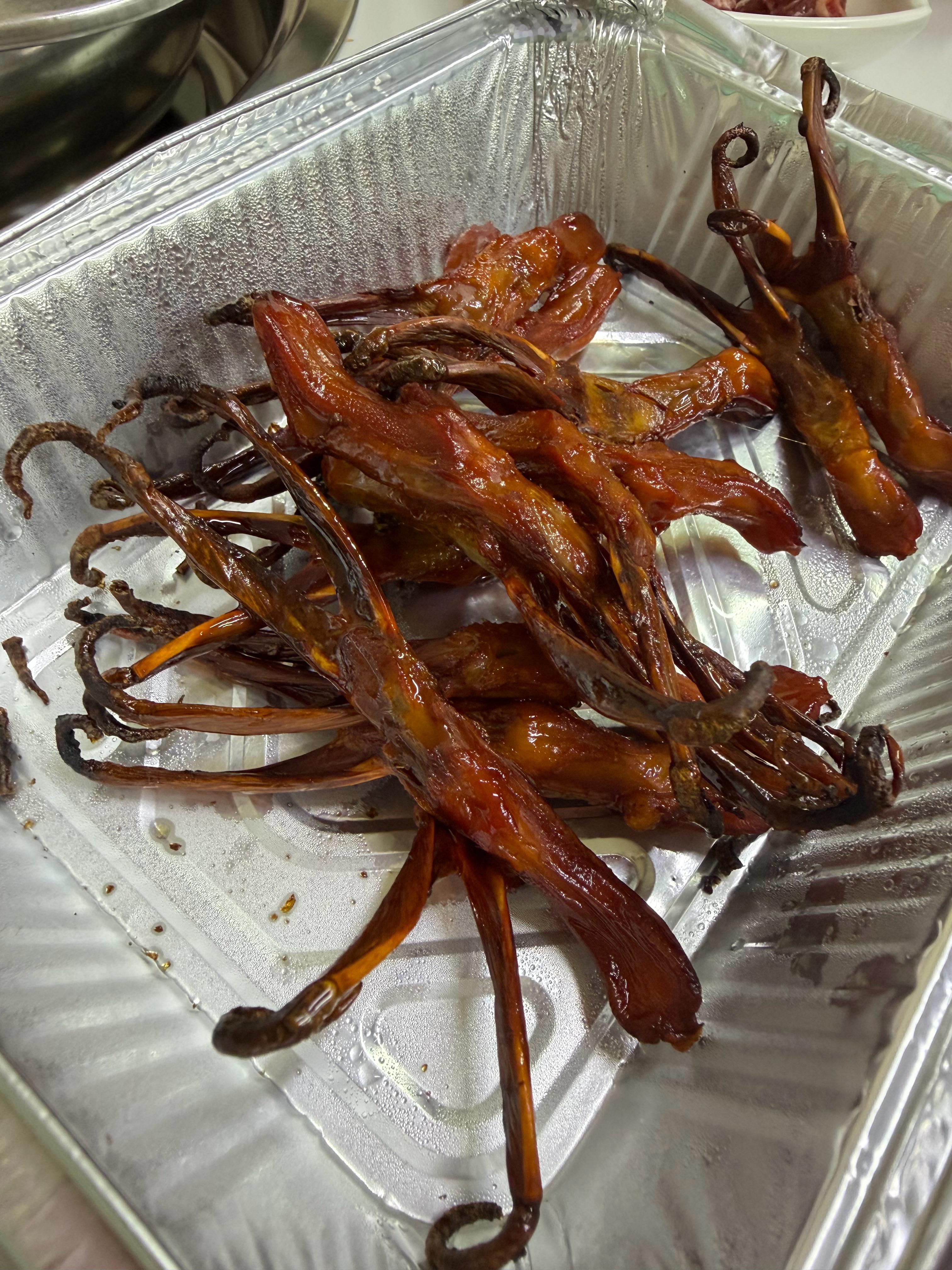 吃个牛腩火锅，牛腩，牛肠，牛肚，牛肺，牛尾，全都安排上，还有鸭舌，味道真不错，再