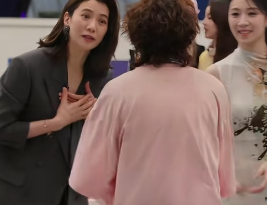 我敢说也就王濛敢这么对袁咏仪换个人，估计袁咏仪该‘发飙’了！浪姐上，袁咏仪主