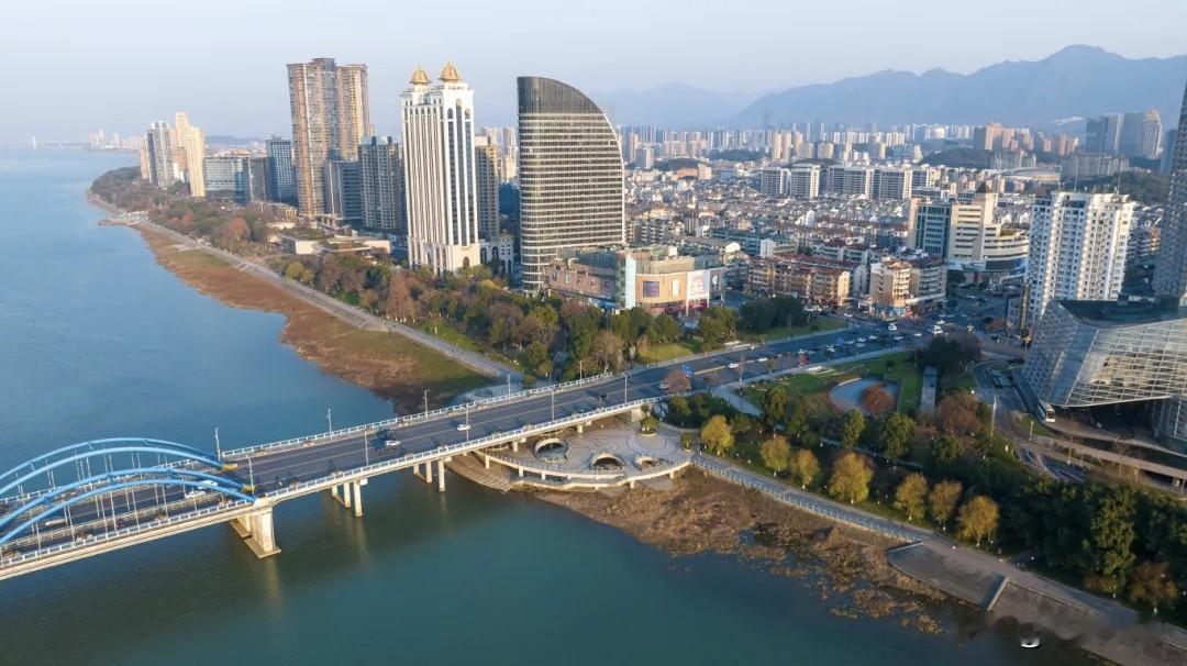 富春江畔城市