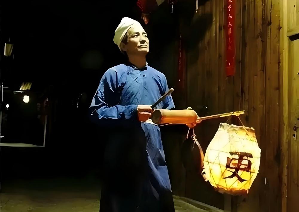 半夜想喝点啤酒下楼去买，可这事要搁在宋朝以前那是要挨揍的。唐朝有个叫曹芬的京