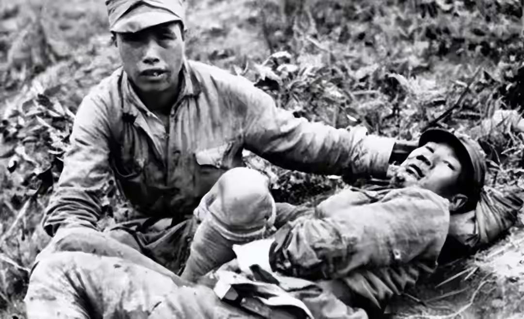1936年红军团长重伤被埋，老妇竟割他腐肉，55年成中将，苦寻一生却留遗憾