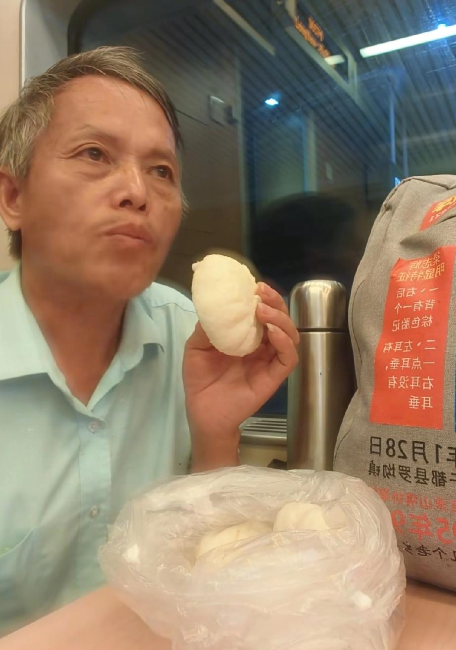 真为梁志辉爸爸而感到开心，寻儿30年从年轻人变成老人，时光就这么匆匆而过，还好结