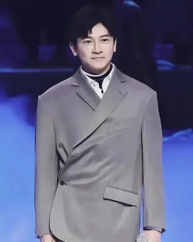 苏有朋的衣服看着真别扭！女搭档都穿旗袍裙子，他穿的里三层外三层显得鼓鼓囊囊，脸也