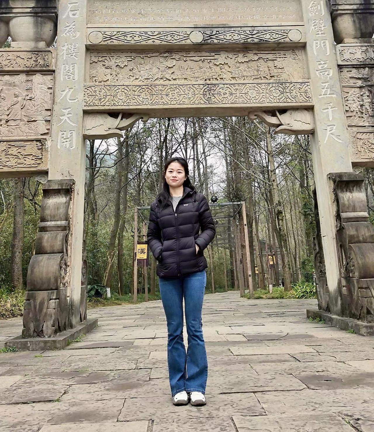 山静日长，坐看云起。