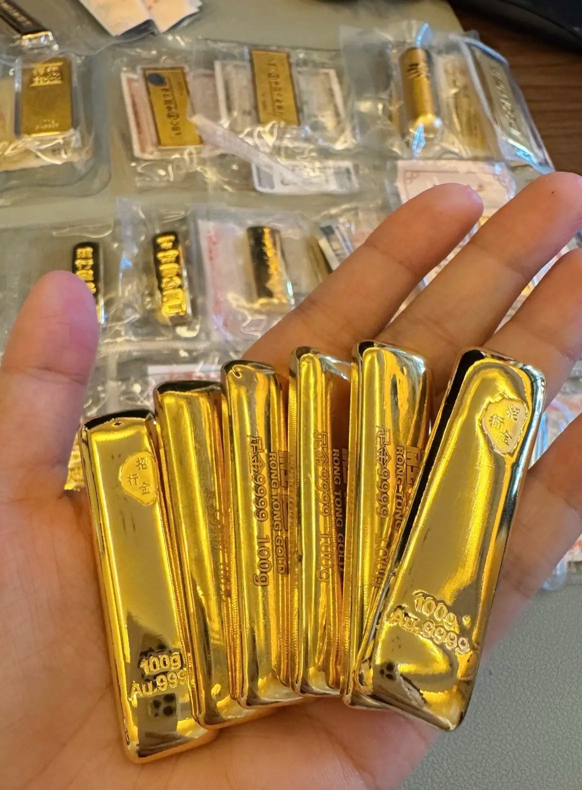 金条克价从1600跌到970黄金这东西，短期是“魔鬼”，长期才是“天使”，别想着