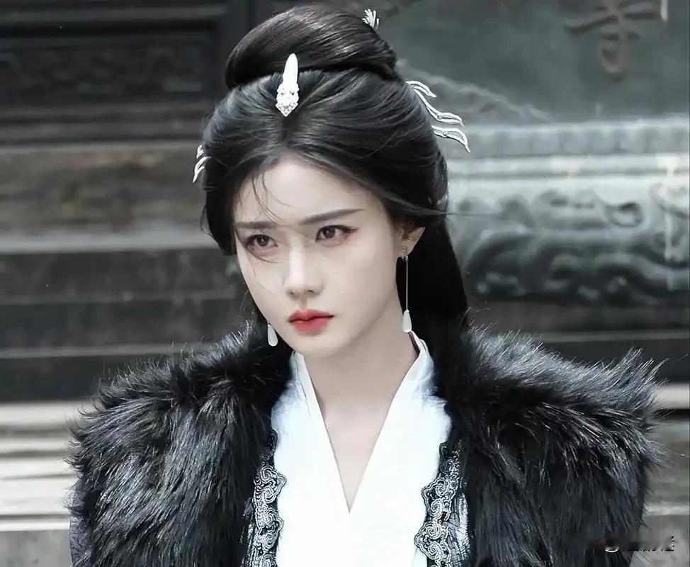 《凤凰台上》，陈意涵饰演杜国师，她看人的眼神里有天真单纯，有让人眼前一亮的聪明劲