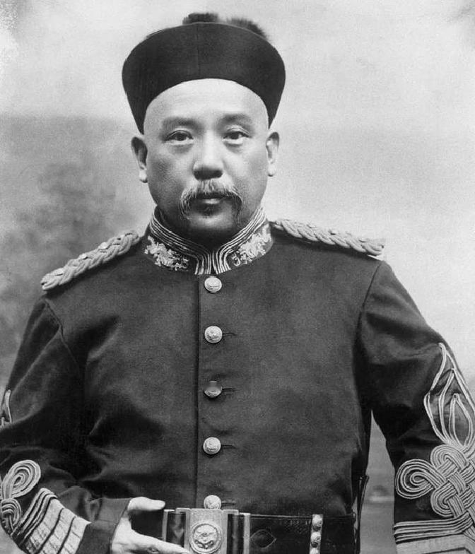 据袁世凯贴身侍卫陶树德回忆：袁世凯每天5点起床后，先喝鸡汤、牛肉汤开胃；7点左右