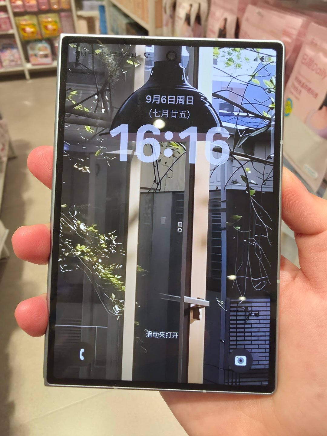 SIM卡这块，三星Fold8实体卡+eSIM双卡，国内换卡双号都灵活；iPhoneDuo纯eSIM，