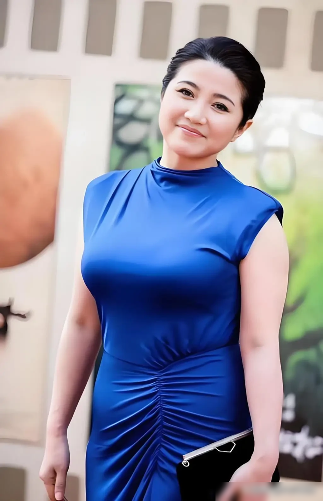 蒋欣又被叫蒋大壮了，可转身一张生图全网夸美回巅峰。同一副骨架，胖是原罪，瘦是天仙，这届网友眼里的秤砣
