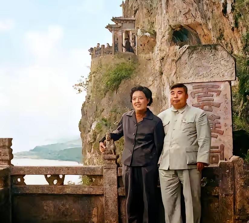 不是说我吹！这二位老前辈中可以认出一个，绝对是历史课代表。