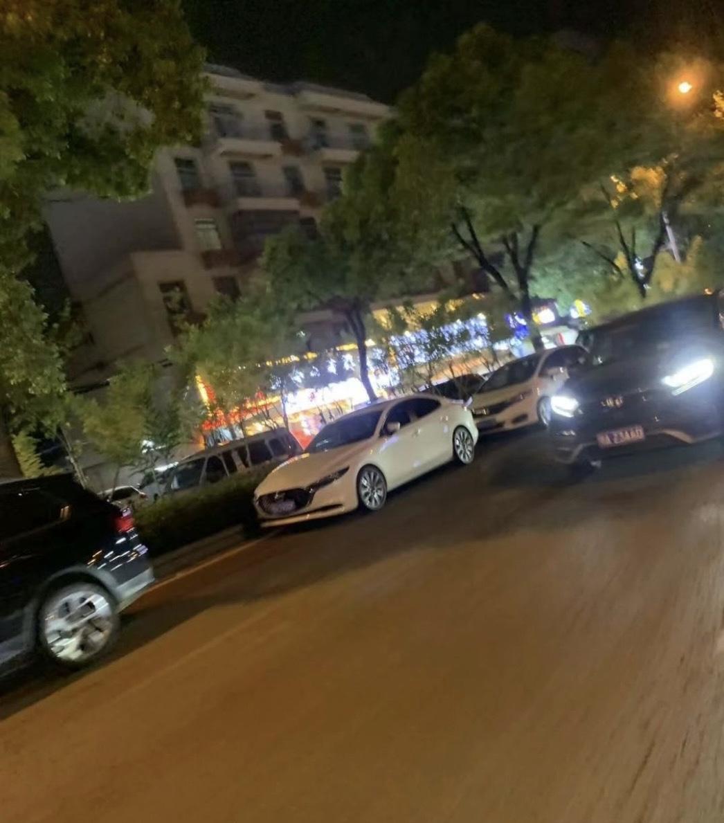 武汉城事！近日有居民：盘龙城巨龙大道主干道，每天晚上随意停车，无人管理，给路人