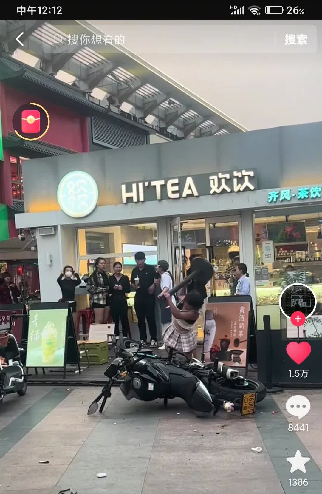 淄博的这位铁锤妹可火了，在王府井欢饮店门前抡起椅子怒砸摩托车，起因是她朝机车排气