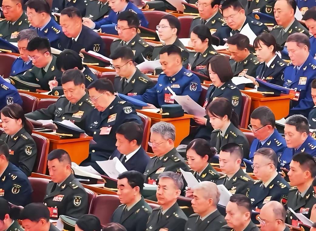 一眼看过去，那几个校官不是最抢眼的，几个军士长也不是最抢眼的，人群中，最抢眼的是