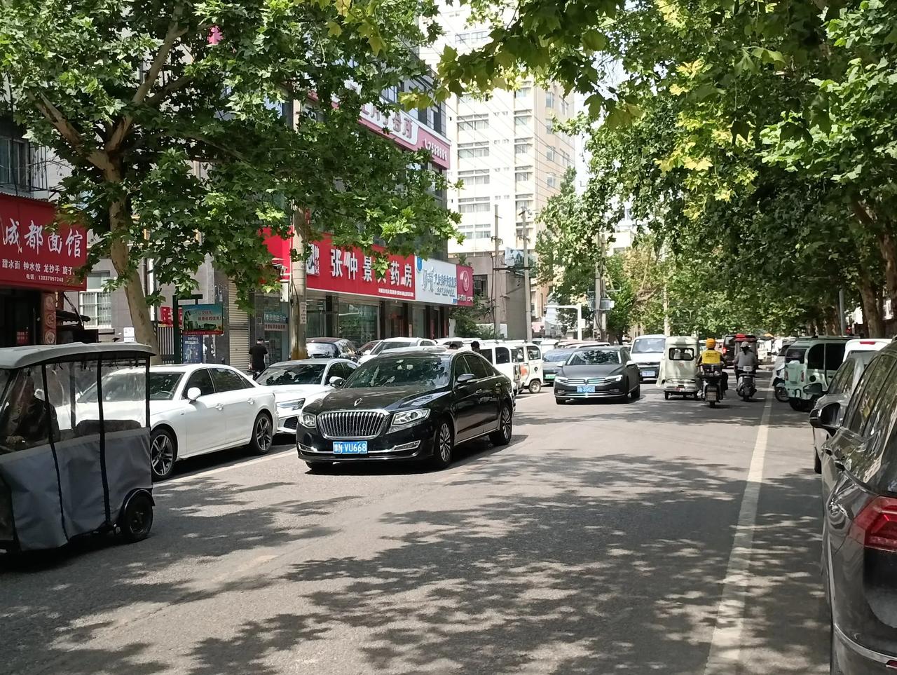 上了一课！今天去了市里看望孙子，路过立交桥下的农贸市场，看到一位老妈妈在