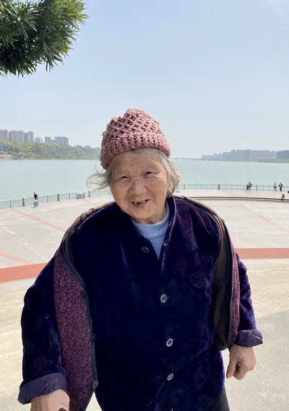 都说养儿能防老，可现实常常是孩子越有出息，就飞得越远。比如湖南株洲80岁的谢桂媛