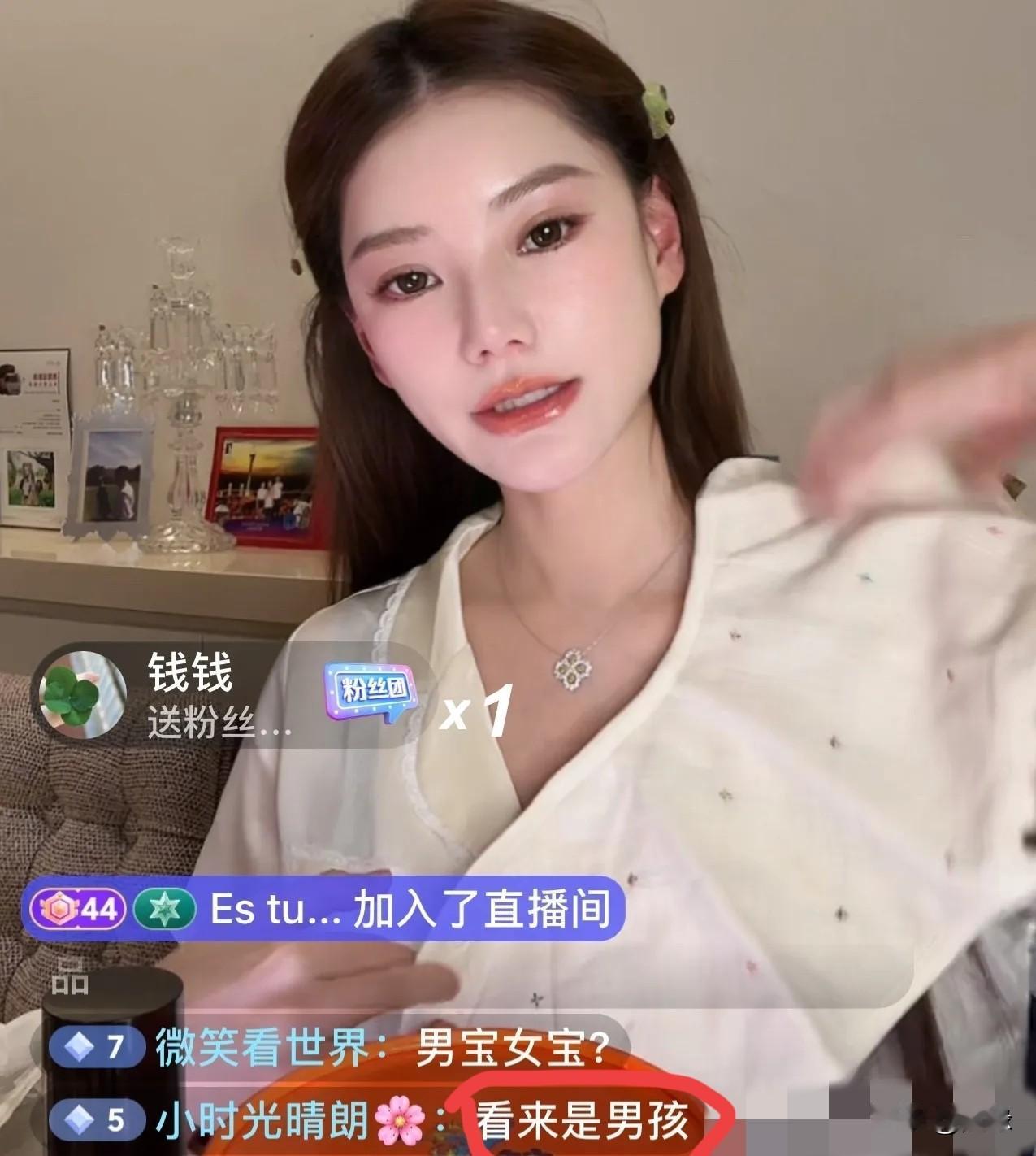 太搞笑了！马筱梅直播时，给大家展示今天逛街买的婴儿用品。网友很好奇，问宝宝