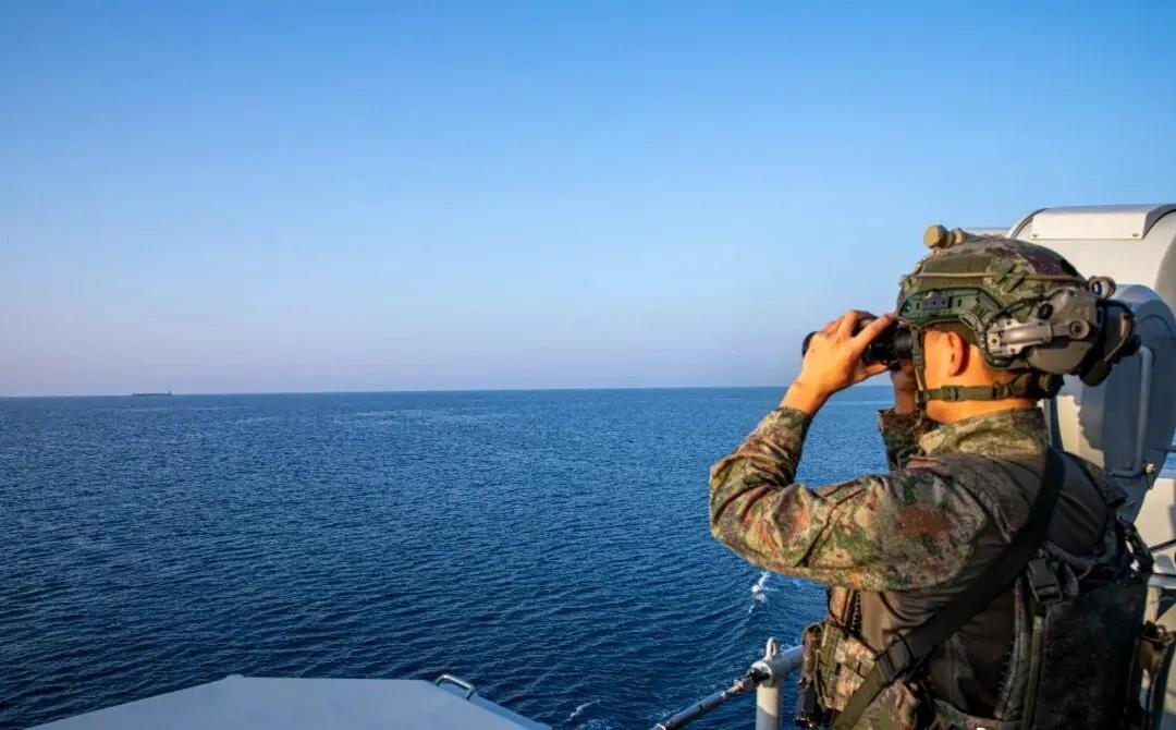 护航！海军第48批护航编队顺利完成独立指挥实施的首批护航任务。图2特战队员的双
