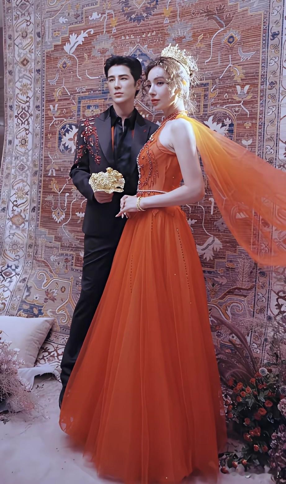这可以金子做的手捧玫瑰花啊，姜潮还特意把婚礼搬到麦迪娜的家乡新疆举行，偏爱与真爱