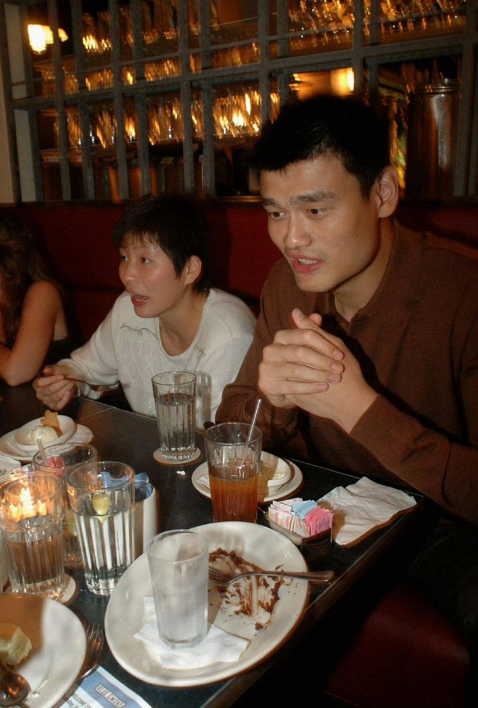 深夜吃火锅，带女友，这都不是事，菜是原罪。2004年姚大个也带着女友去吃火锅。