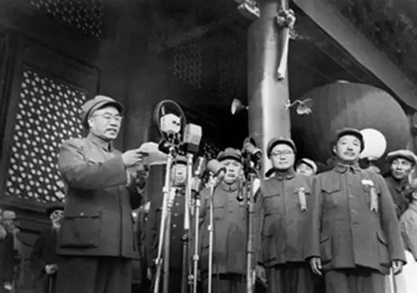 1949年开国大典前，聂荣臻发表了震撼苍穹的讲话：“在这里，我要向大家发布一道