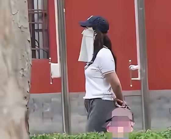 你们认识她吗？她是不是又怀孕了？肚子又大起来了，她真是太美了，不愧是我的白月光