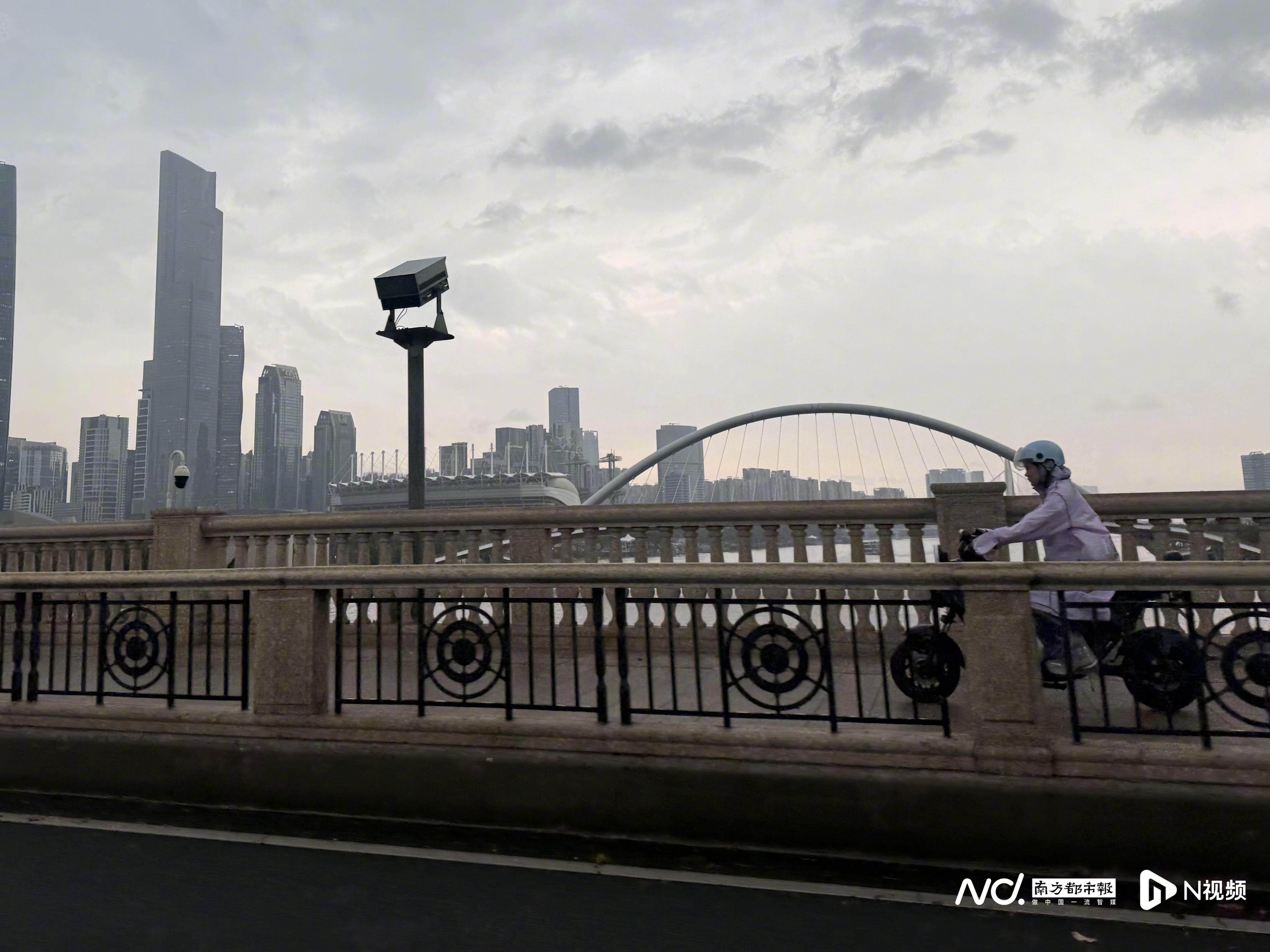 【广东受飑线影响将有雷暴大风冰雹或龙卷！广州再迎中到强雷雨】3月30日，南都记者