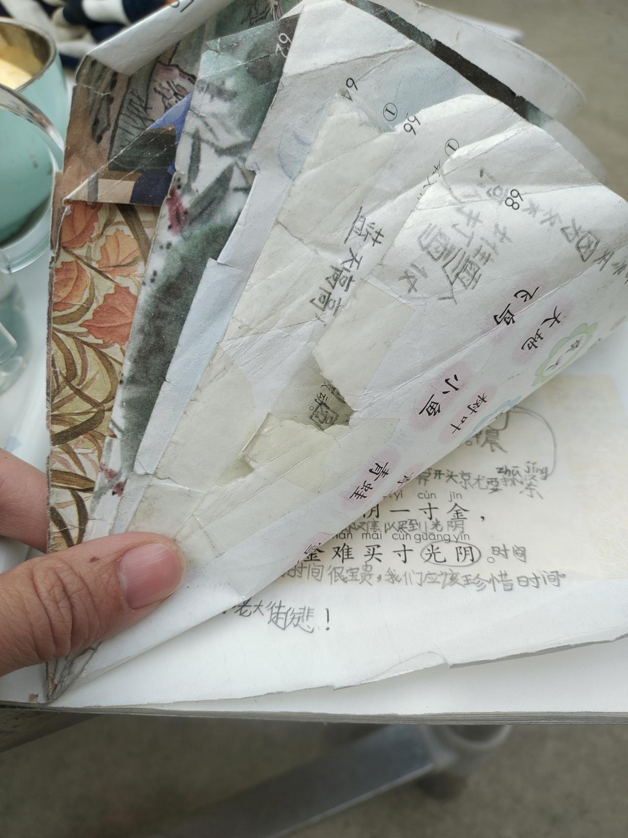 一年级娃的课本也太费了吧今天下午给娃挑生字，书本除了书皮还算完整，里面皱皱