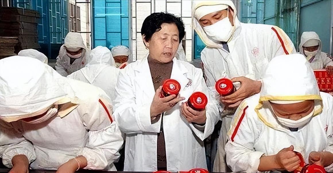 太硬核了！79岁老太太陶华碧，至今还住在工厂宿舍，每天自己下车间盯着一瓶瓶辣椒酱