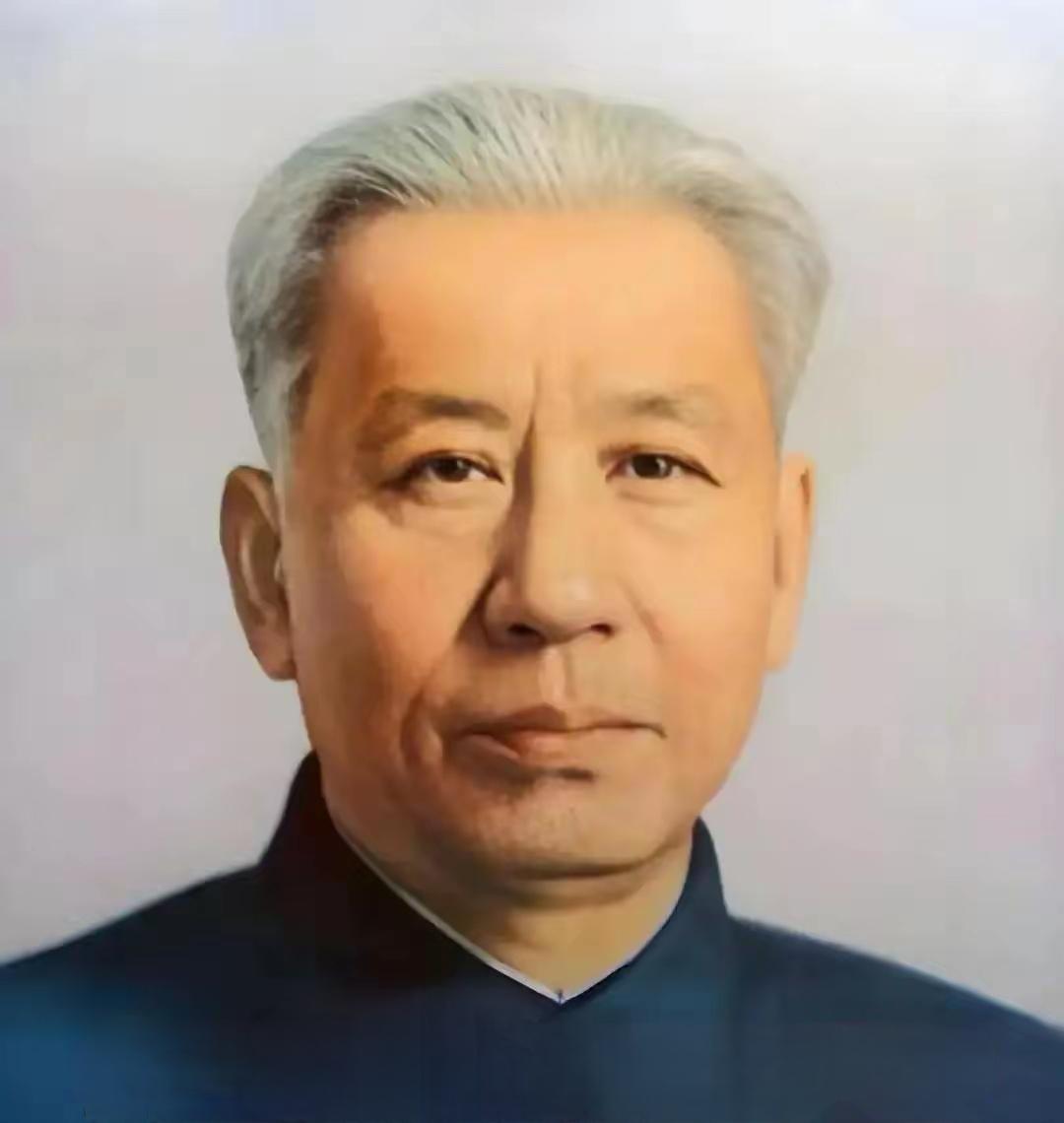 1955年全军授衔之前，刘少奇坚持反对给陈毅授元帅军衔，周恩来听闻此事，立马写了