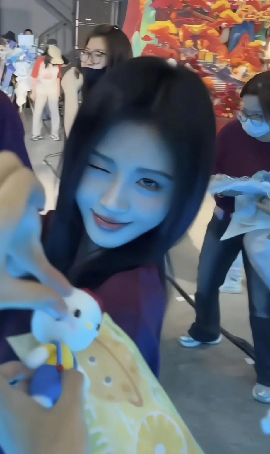万万想不到竟然还能看到鞠婧祎这个乖乖女抡大锤，简直就像是林黛玉倒拔垂杨柳一样