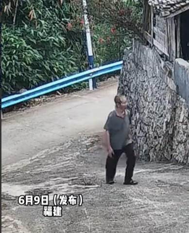 “这才是兄弟情！”贵州一男子拎着排骨去看望多年老友，不料，走到老友家后，却被邻居