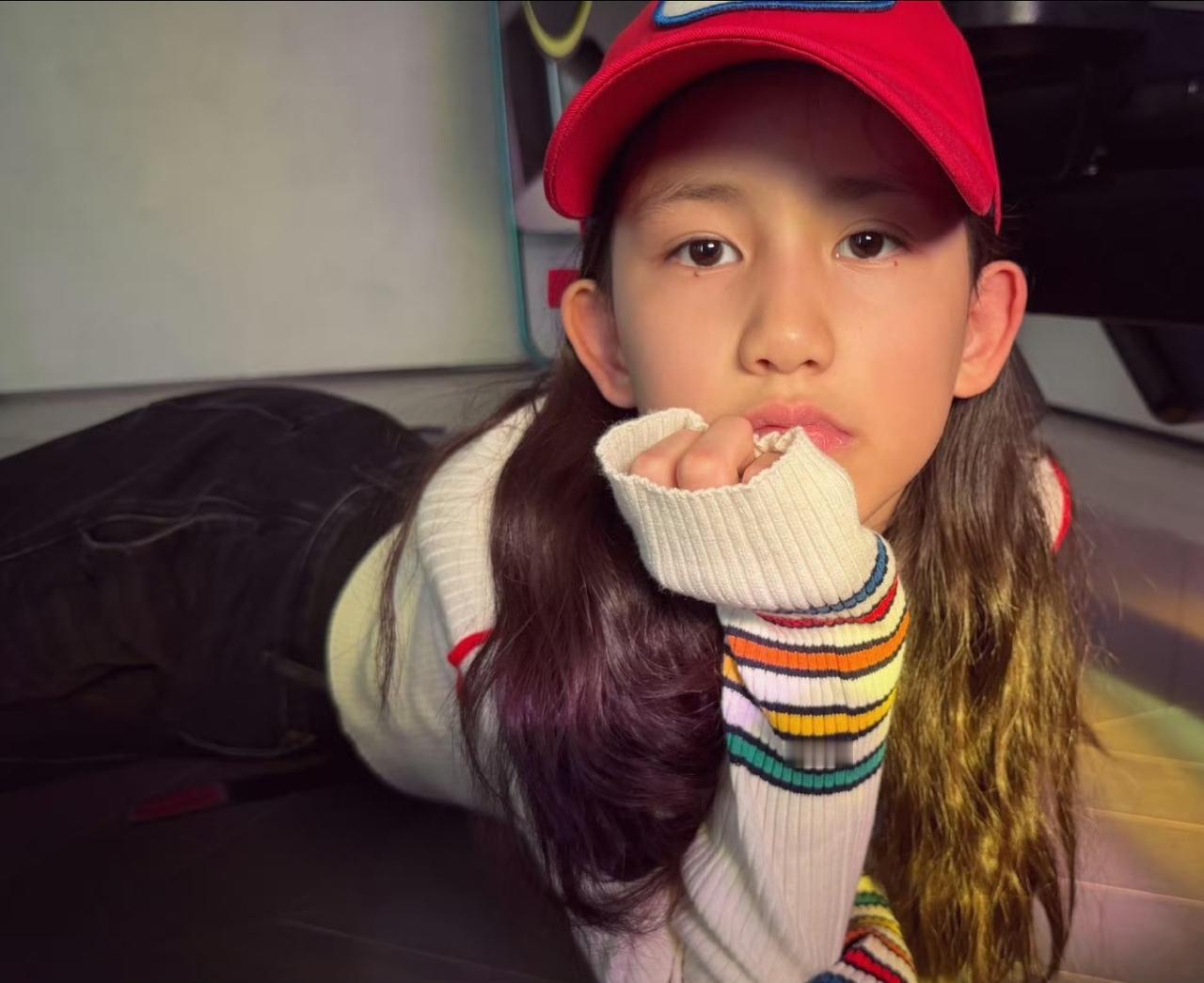 黄磊二女儿近照曝，网友都夸赞她颜值高。我看了一下二女儿的这个模样，绝对是随了黄