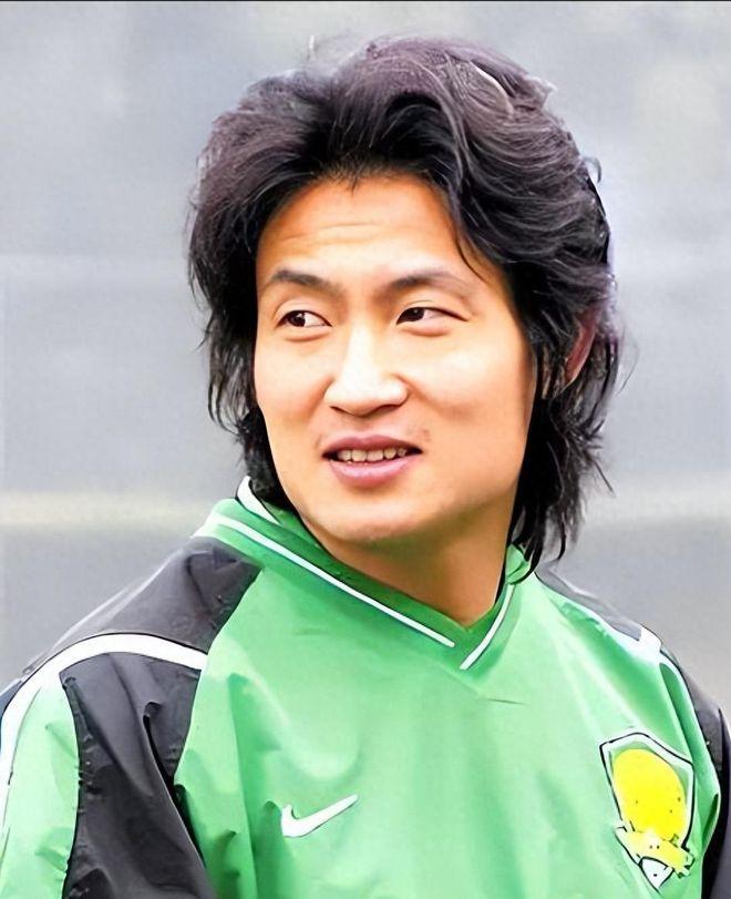 北京国安的名宿邱忠辉因为在2015年开始足球青训，由于中国足球成绩越来越差，而且